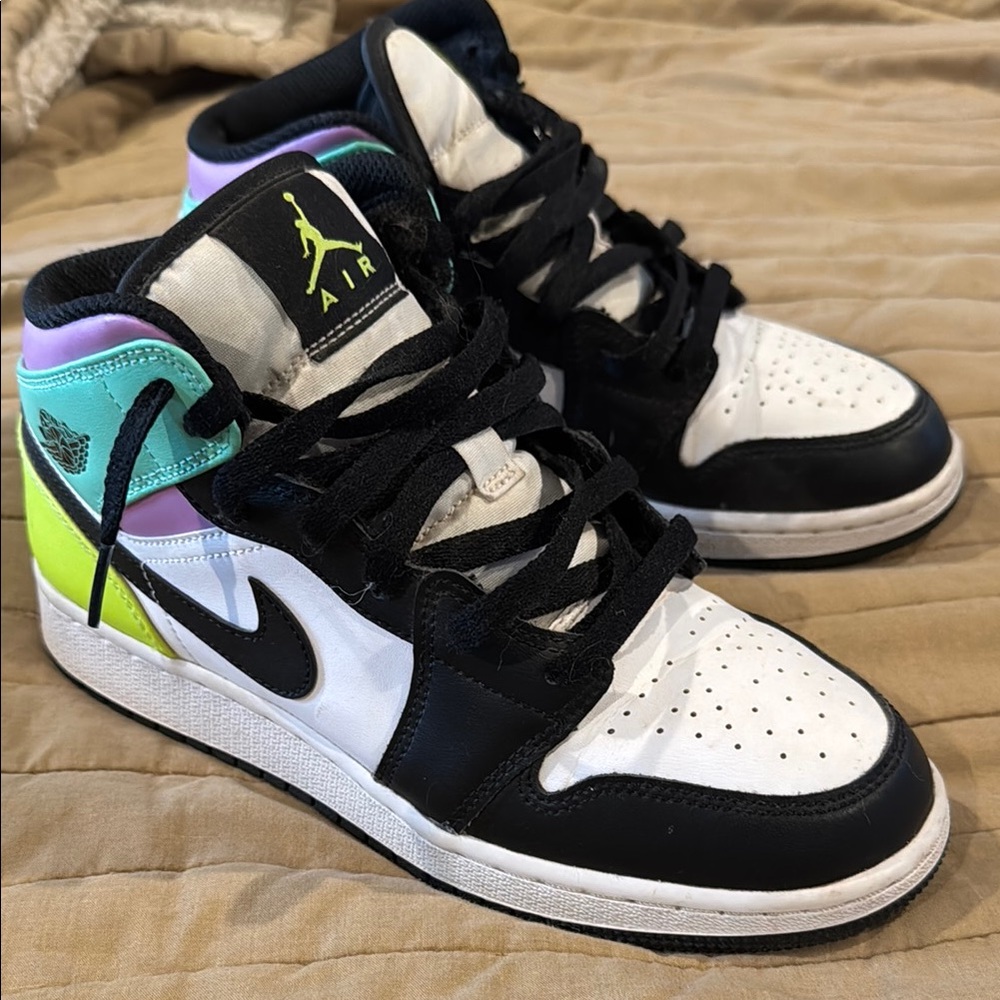 Jordan 1 mid youth 6.5 Pastel Black Toe